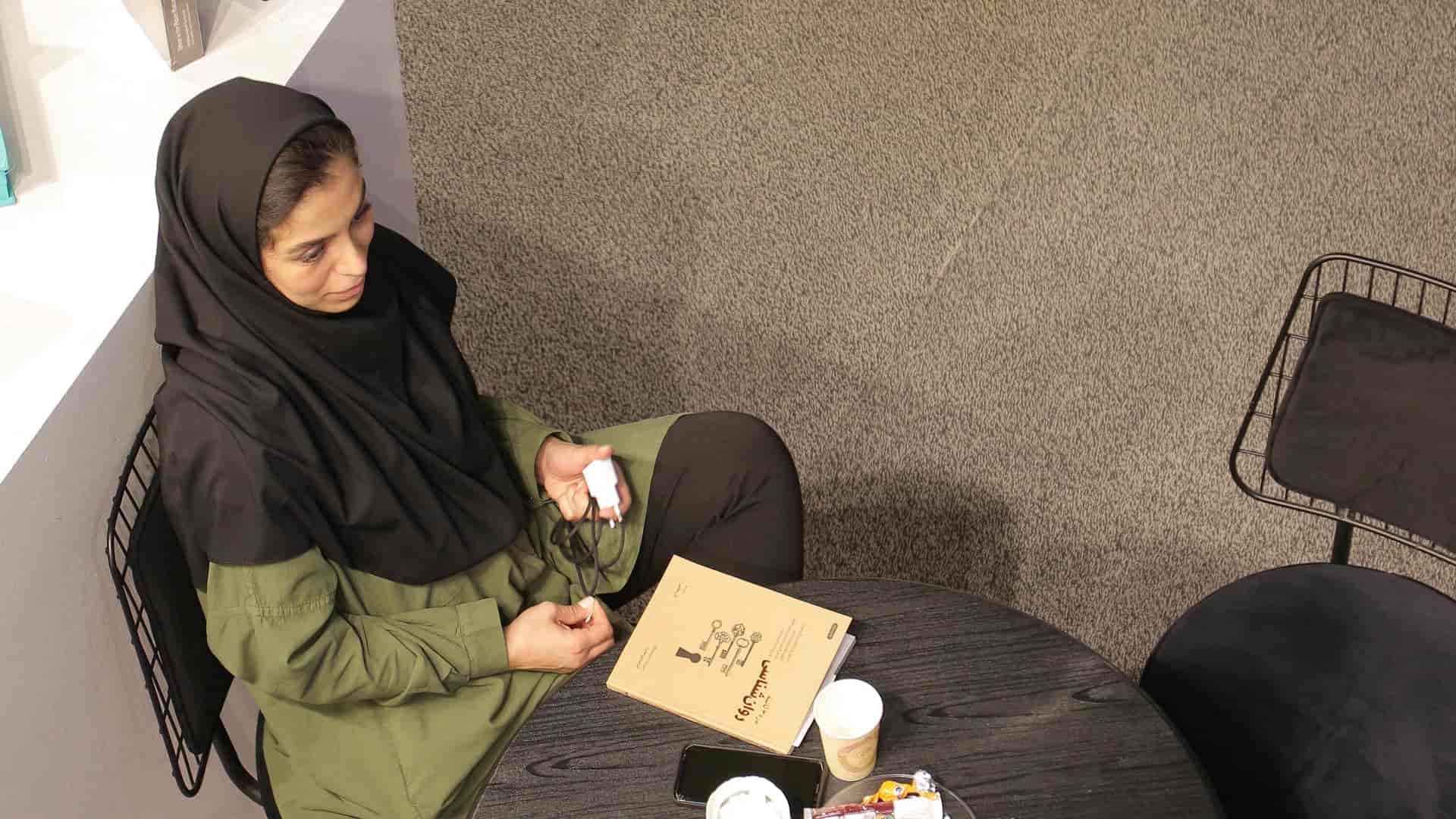 نمای بالا از خانم و کتاب